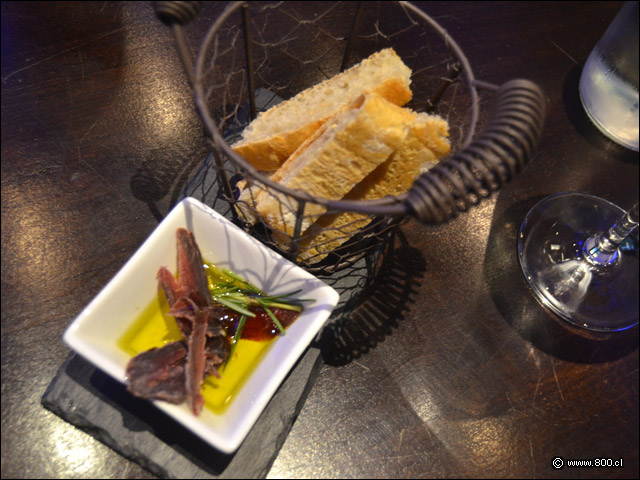 Pan Masa Madre y rico Jam�n de Guanaco mientras esperamos en Casa Esmeralda - Casa Esmeralda