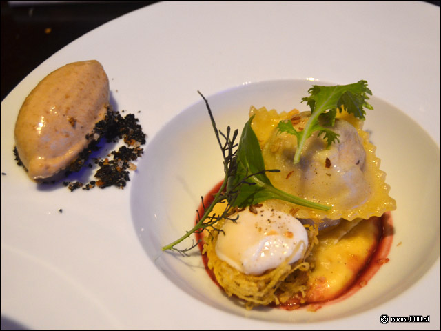 Ravioli relleno de gallina con pur� de cebolla - Casa Esmeralda
