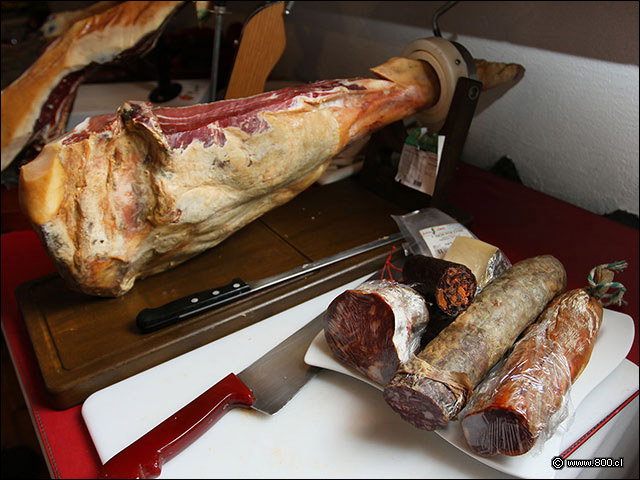 Mesn de jamones frente a la barra - La Bodeguilla de Cristbal