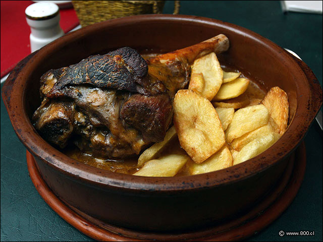 Garrón de Cordero asado con papas chaucha
