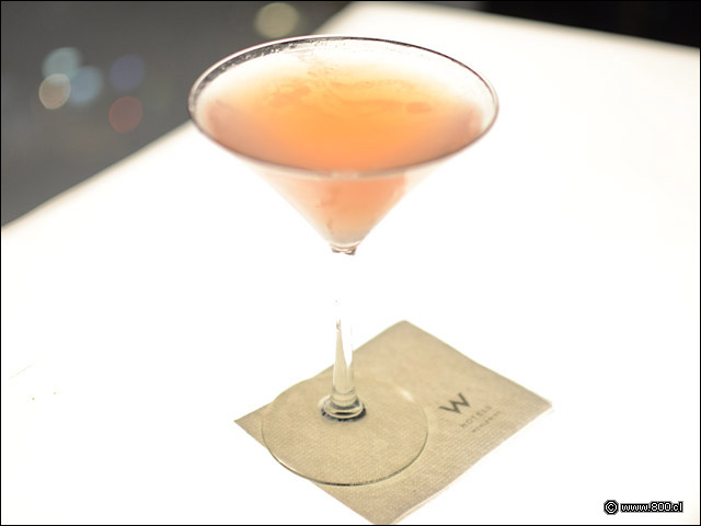 Refrescante coctel Flor de Paine - Red2One Piso 21 W Santiago Hotel