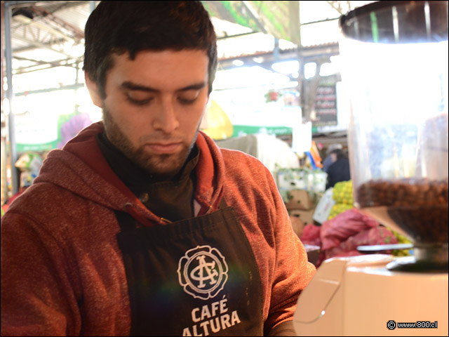 El Barista de Café Altura en plena acción - Caf Altura - La Vega