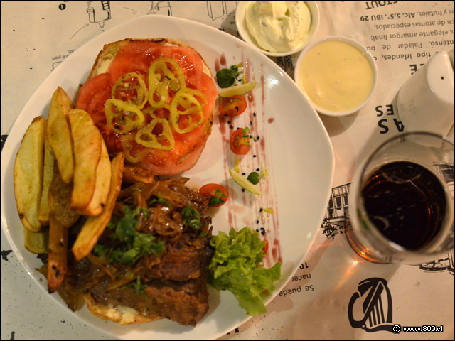 Huaso el tremendo Sandwich de Flannerys - Flannerys Beer House - Tobalaba