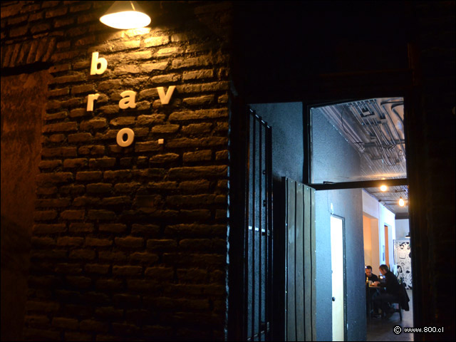 Fachada de noche en Bravo 951 - Bravo 951