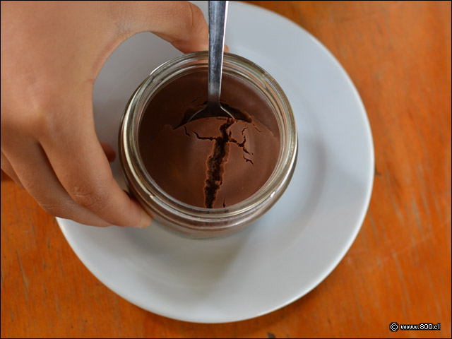 Detalle del rico y suave cheese cake de chocolate en  COFI Pedro de Valdivia. - Cofi - Providencia