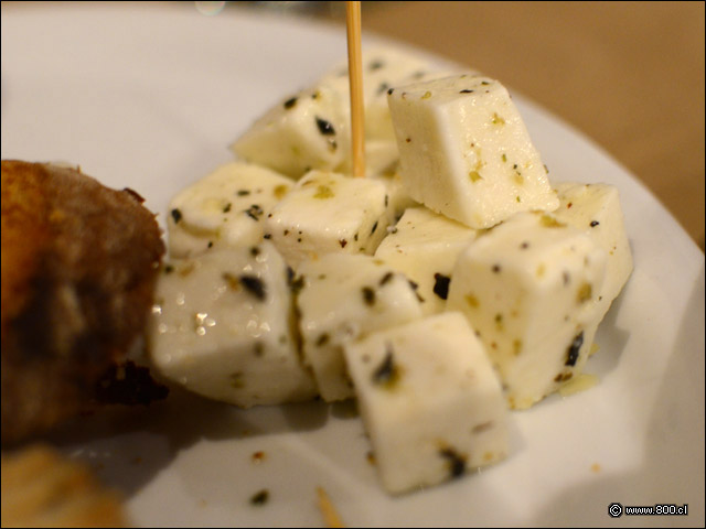Detalle de queso Fresco de Cabra marinado en hiernas de Tabla del Norte - Kinsa