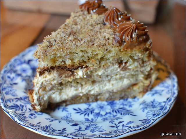 Esponjosa y húmeda torta de Crema Lúcuma y manjar en Café Barrio Club Social - Caf Barrio Club Social