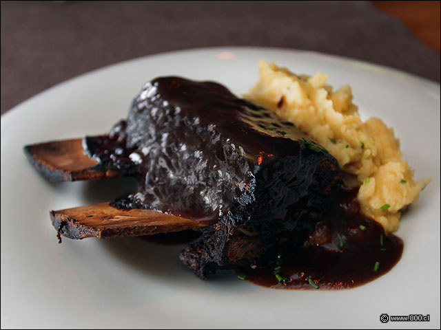 Asado de Tira cocinado a baja temperatura con pur rstico - Vista Santiago Restaurante (Cerro San Cristbal) Ex Nueva Enotk