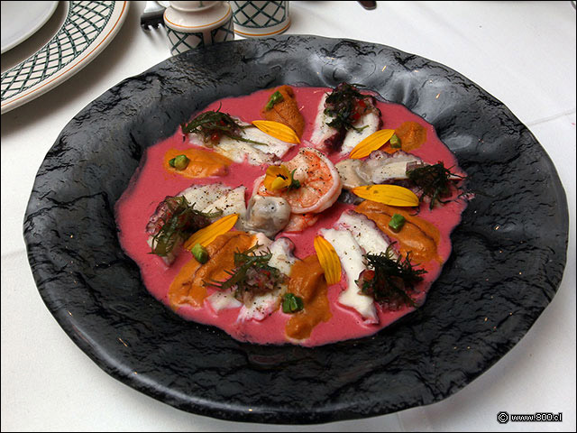 Tiradito de pulpo, erizos y camarones