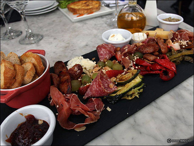 Tabla del rey con quesos, charcutería y verduras encurtidas y asadas