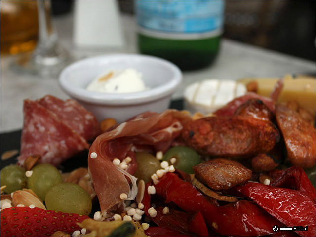 Salame,longaniza de ciervo, proscuitto y pimentones asados en la Tabla del Rey - Castillo Forestal