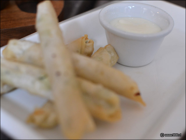 Los golosos Palitos rellenos de queso y toques de perejil en Meze - Meze