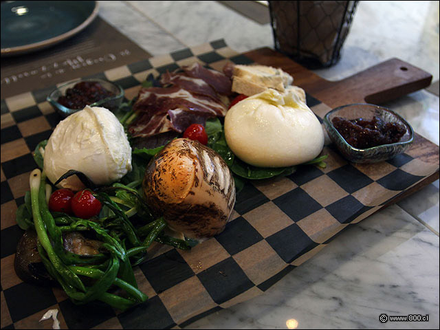 Tabla de mozzarellas, burrata y quesos italianos