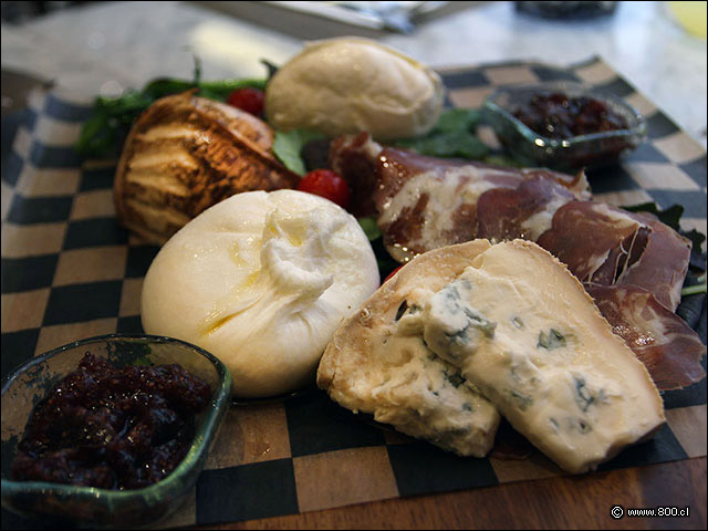 Tabla de mozzarellas, burrata y quesos italianos