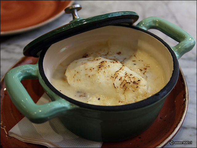 Huevo pochado con crema de espinacas y salsa de tomates 