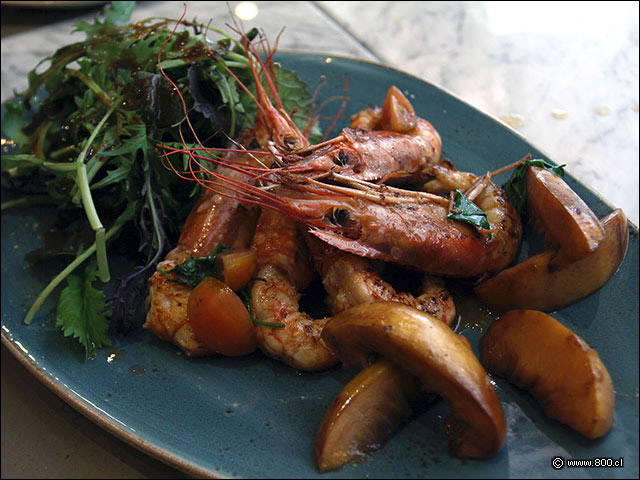 Camarones del atlntico grillados con duraznos confitados en balsmico - Pomeriggio Bistr