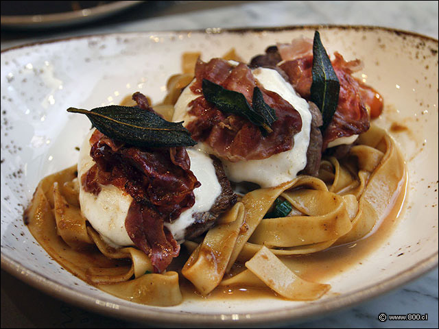 Fetuccini con Saltimbocca alla Romana y Mozzarella - Pomeriggio Bistr