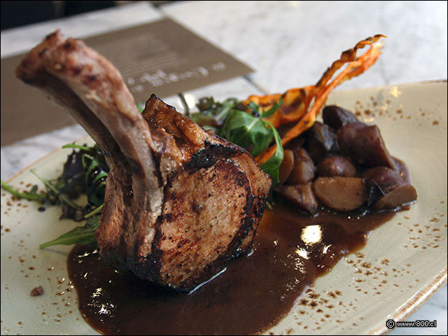 Chuletn de cerdo orgnico en Pomeriggio con castaas