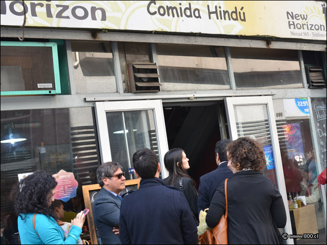 Siempre repleto el exterior de New Horizon Comida Hind - New Horizon