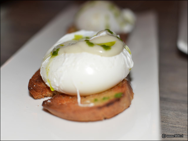Huevos pochados sobre tostas al ajo y roquefort en Barandales - Barandales