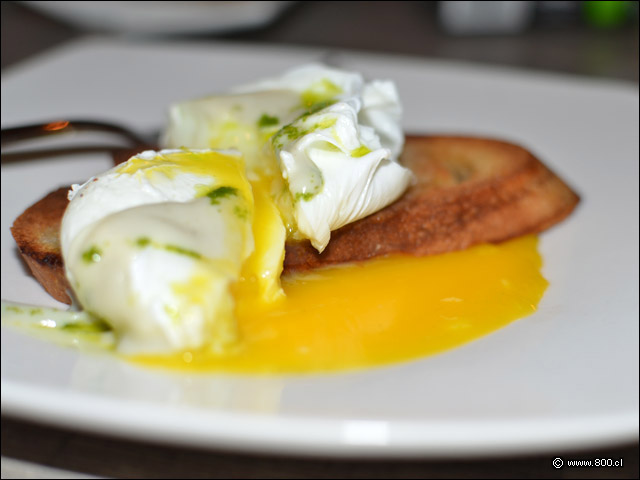 Detalle exquisita tapa de Huevos Pochados en Barandales - Barandales