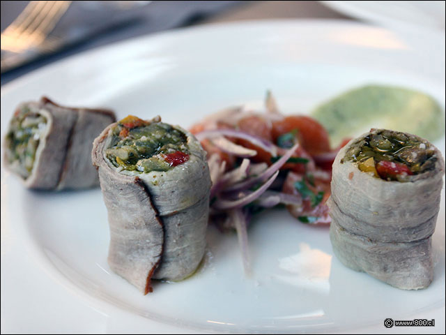 Roastbeef relleno de ratatouille con ensalada de tomate y cebolla y pesto.