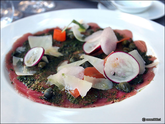 Carpaccio de vacuno con pesto y verduras