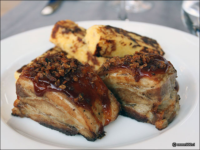 Panza de cerdo cocinada a baja temperatura acompaada de polenta sellada