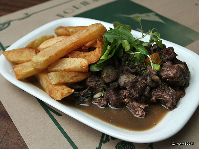 Bofe Bourguignon con papas fritas