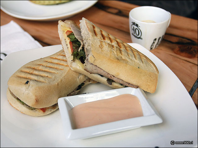 Panini de Roast Beef con queso, tomate y espinaca - Caf del 10