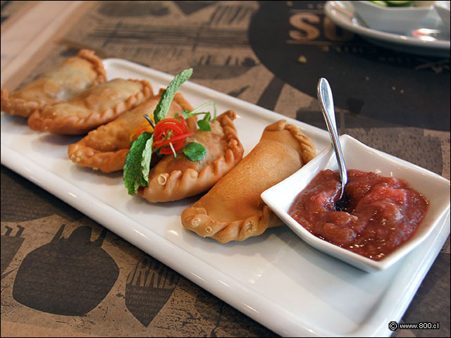 Empanadas de mechada y queso con salsa de ruibarbo - Carneros