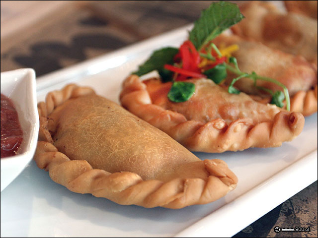 Empanaditas de mechada y queso en primer plano - Carneros