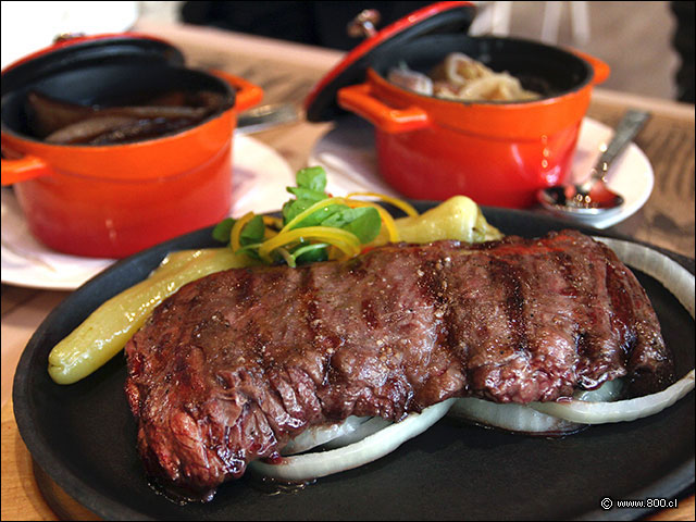 Corte de entra�a a punto en Carneros servida en plancha de fierro - Carneros