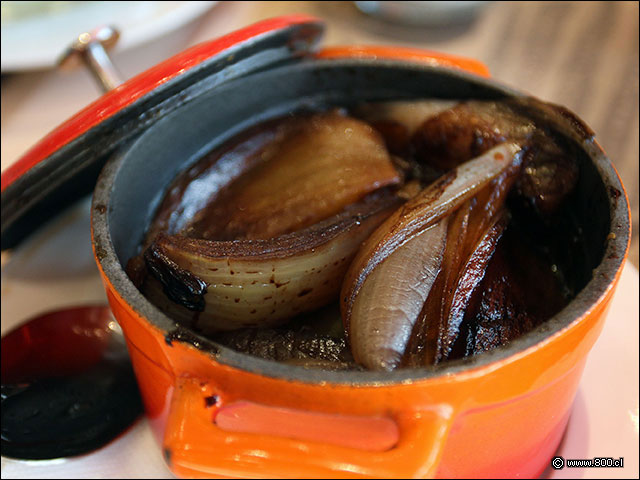 Cebollas asadas en elegante presentaci�n en peque�a olla de fierro fundido enlozada - Carneros