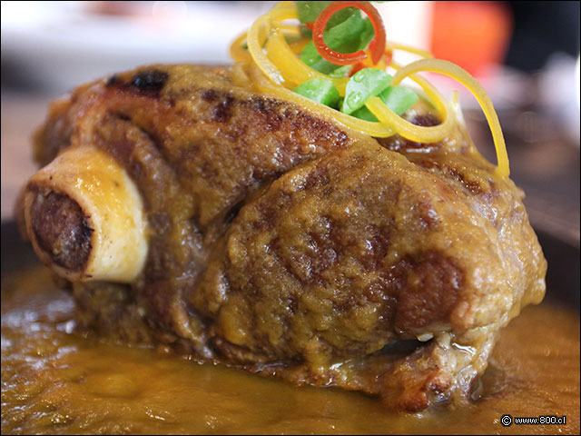 Detalle de la suave carne del Garr�n de Cordero del restaurante Carneros  - Carneros