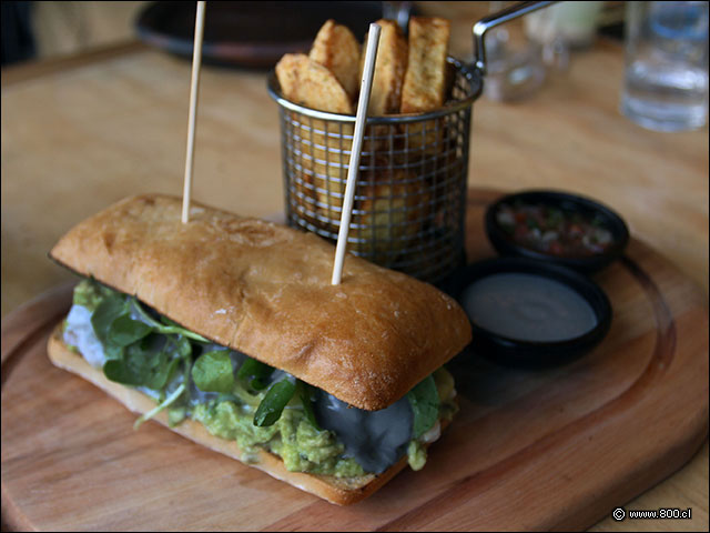 Un turgente sndwich de crudo de pescado sobre cremosa palta en Capica - La Yunta - ex Capica