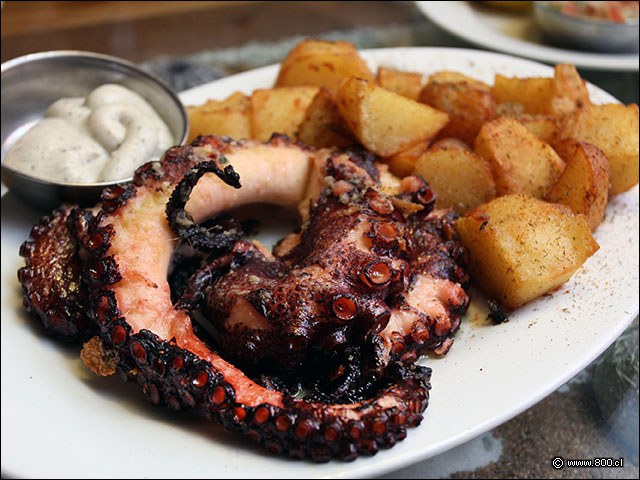 Pulpo a la parrilla con papas al merkn