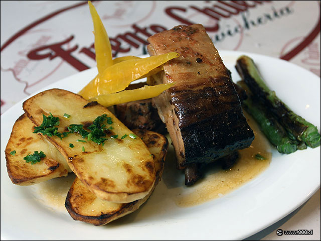 Costillar al horno con papas doradas