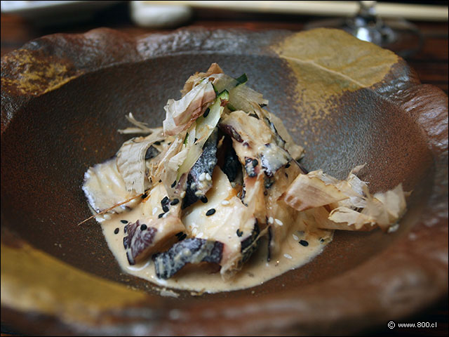 Tako muta, pulpo en salsa miso-ssamo con lminas de pepino encurtido y escamas de bonito seco  - Matsuri - Mandarin Oriental Santiago
