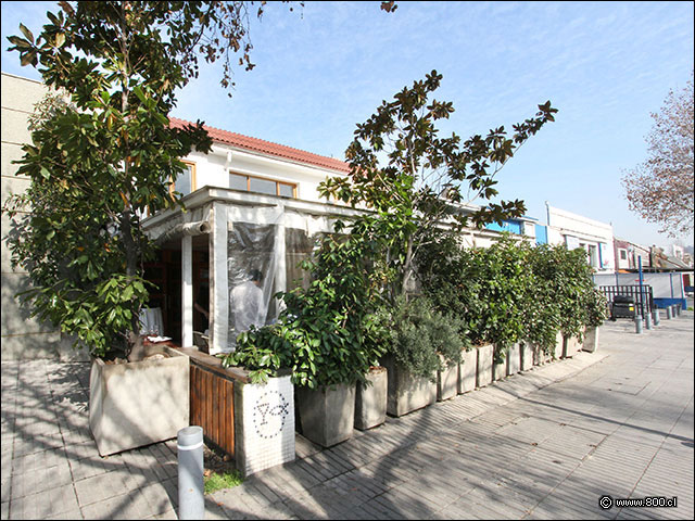 Fachada restaurante Miraolas en Vitacura con Los Laureles - Miraolas Vitacura
