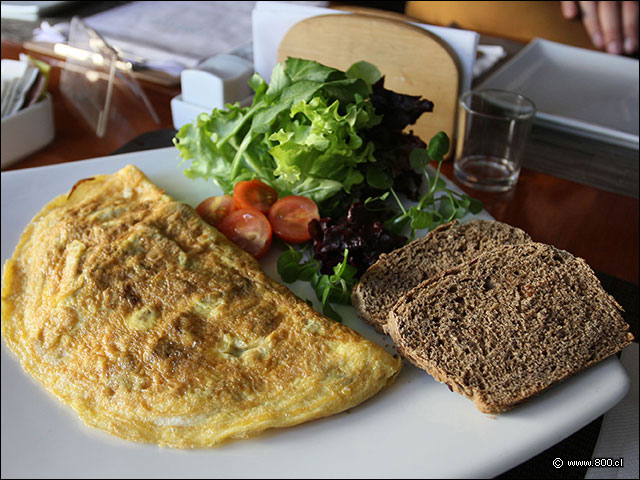 Omelette con pan negro