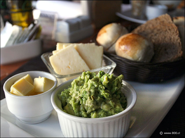 Mantequilla, queso mantecoso y palta en el desayuno de Tastiere