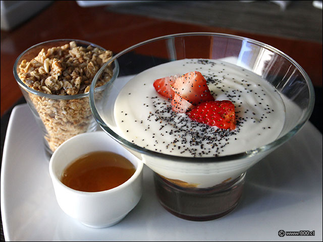 Yogurt natural con fruta y granola