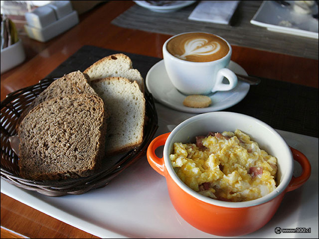 Paila de huevos con serrano en Tastiere