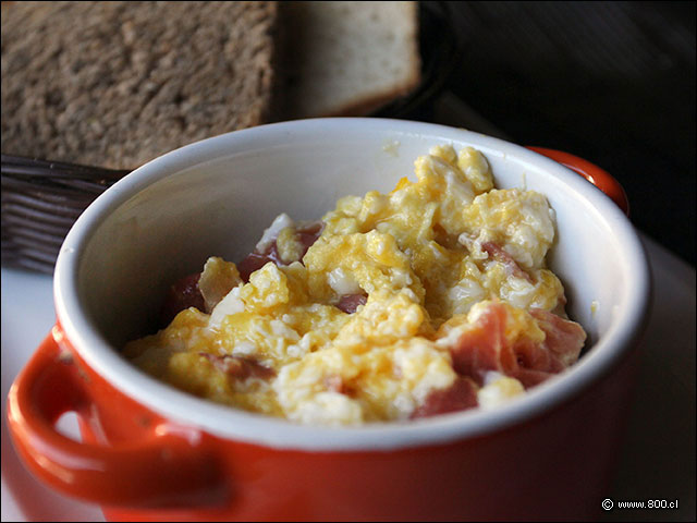 Huevos revueltos con jamn serrano