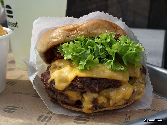 Hamburguesa doble con quesi tomate, lechuga y salsa - Streat Burger -  Isidora