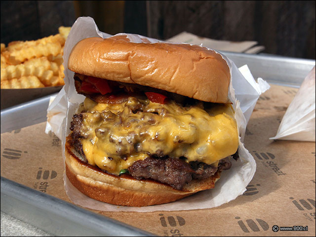Bacon Burger, con queso americano, tocino y  salsa Streat.