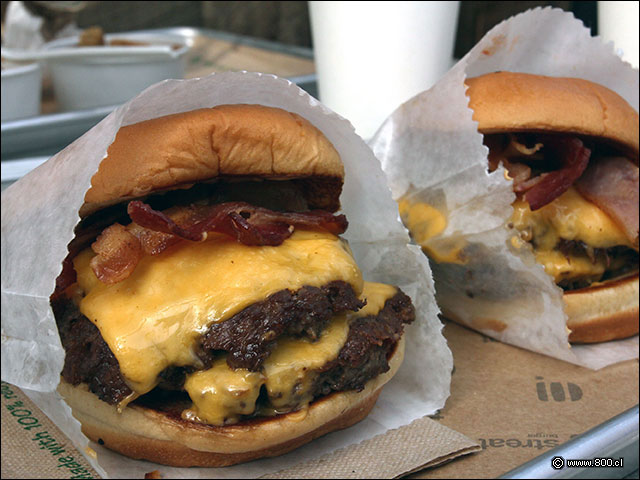 Red Burger doble, con wueso americano, aj cherry  pepper, tocino y salsa Streat.