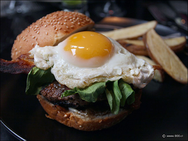 Hamburguesa de Wagyu con tocino crocante, championes, rcula y huevo frito - Oporto Steak Bar