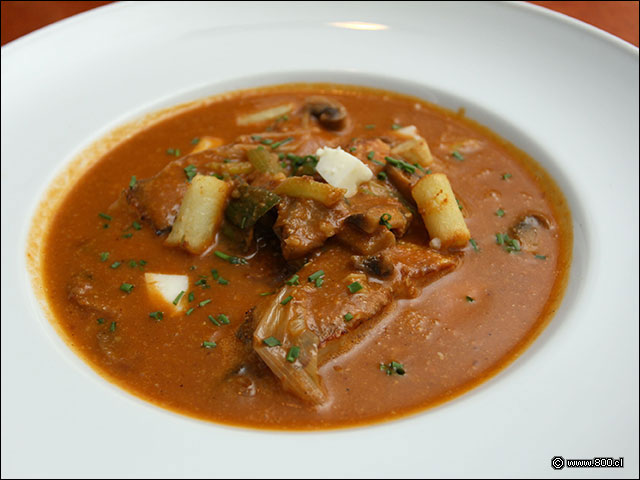 Cazuela Austral, enjundioso caldo marino